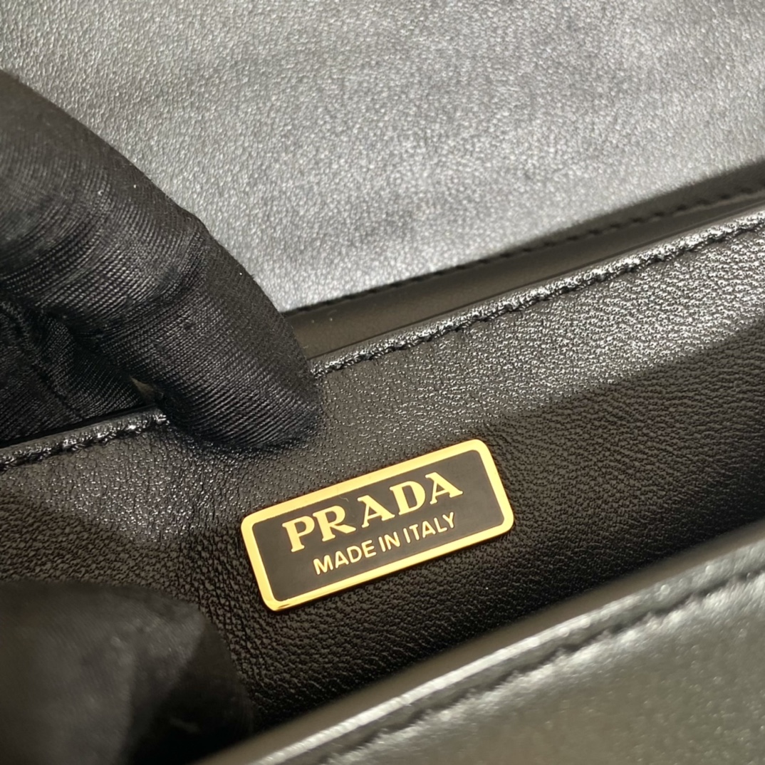 Pra*a cahier leather bag