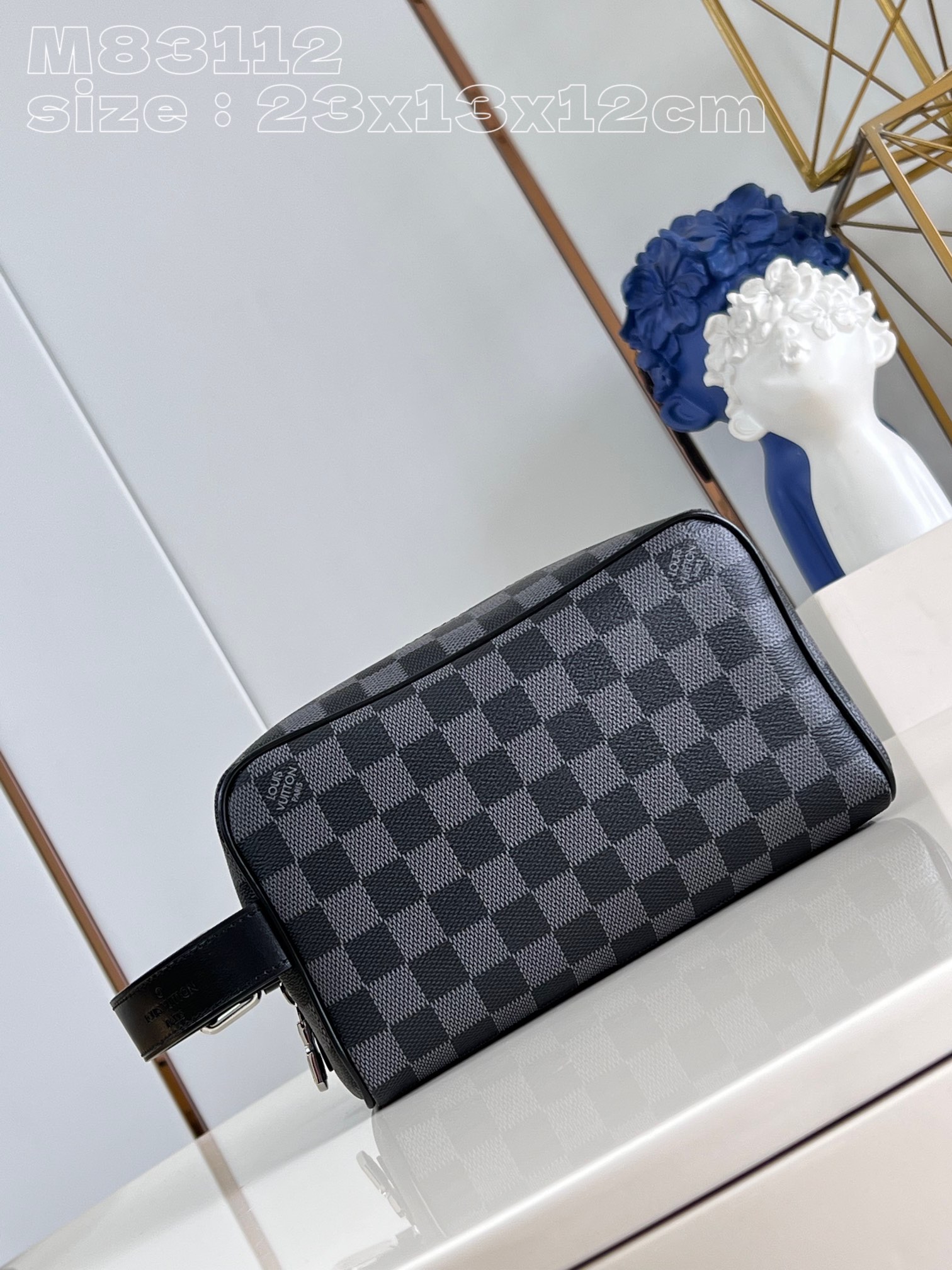 l**is V*t*n locker dopp kit