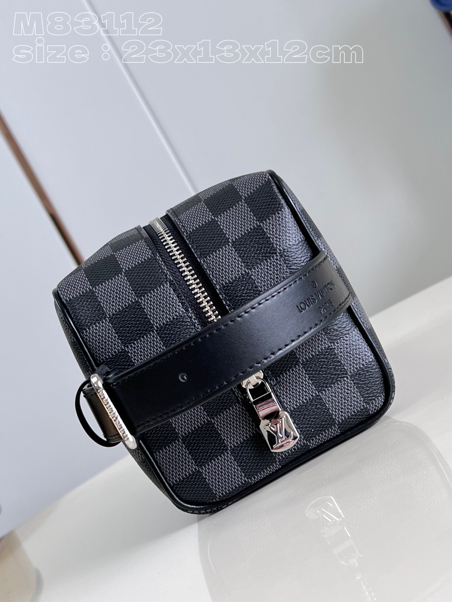 l**is V*t*n locker dopp kit
