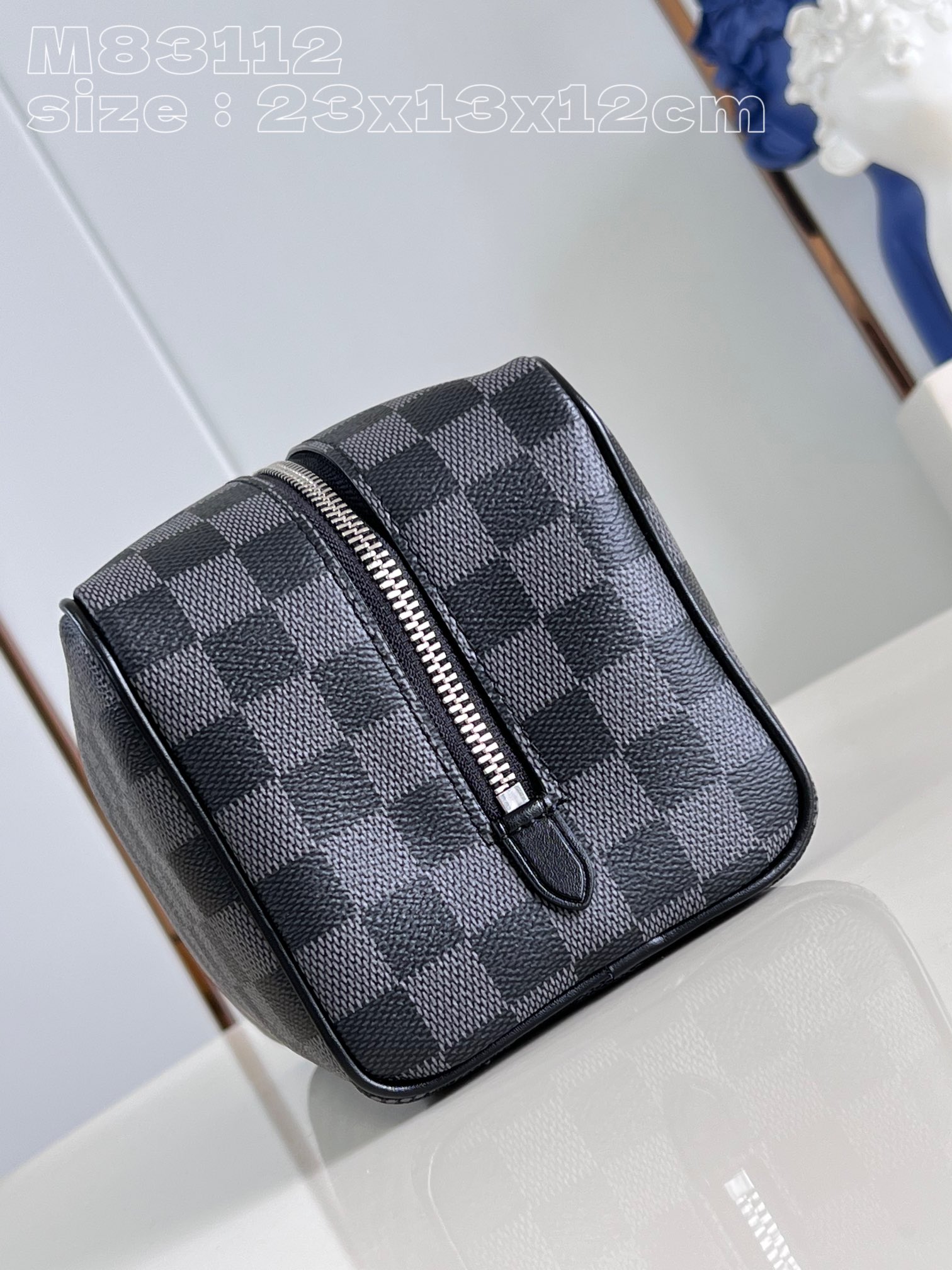 l**is V*t*n locker dopp kit
