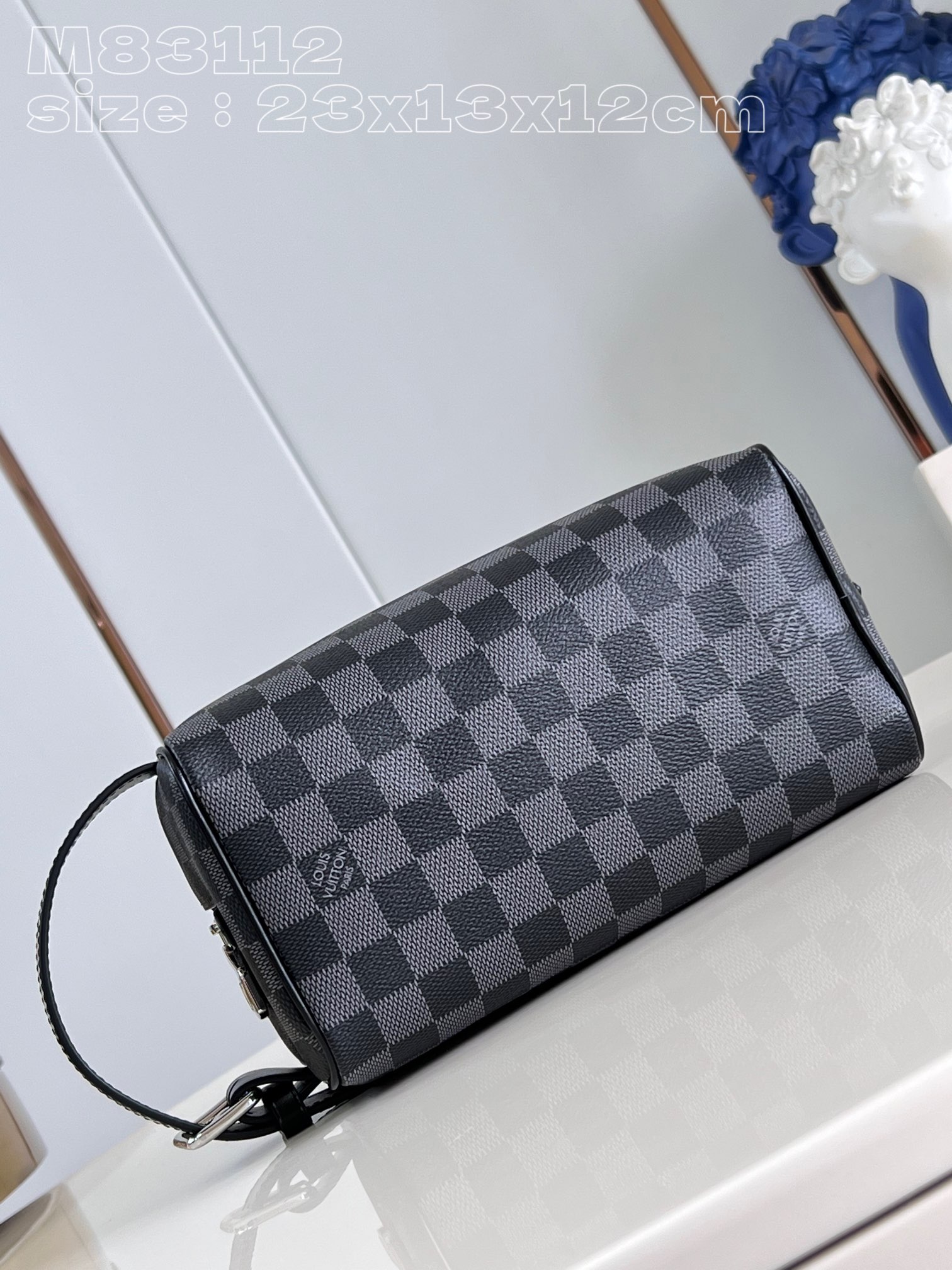 l**is V*t*n locker dopp kit