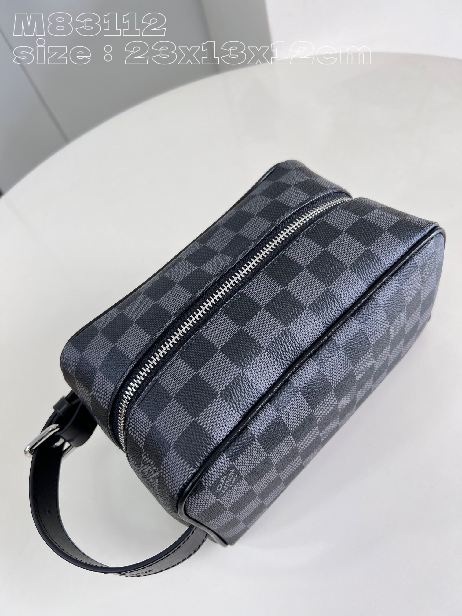 l**is V*t*n locker dopp kit