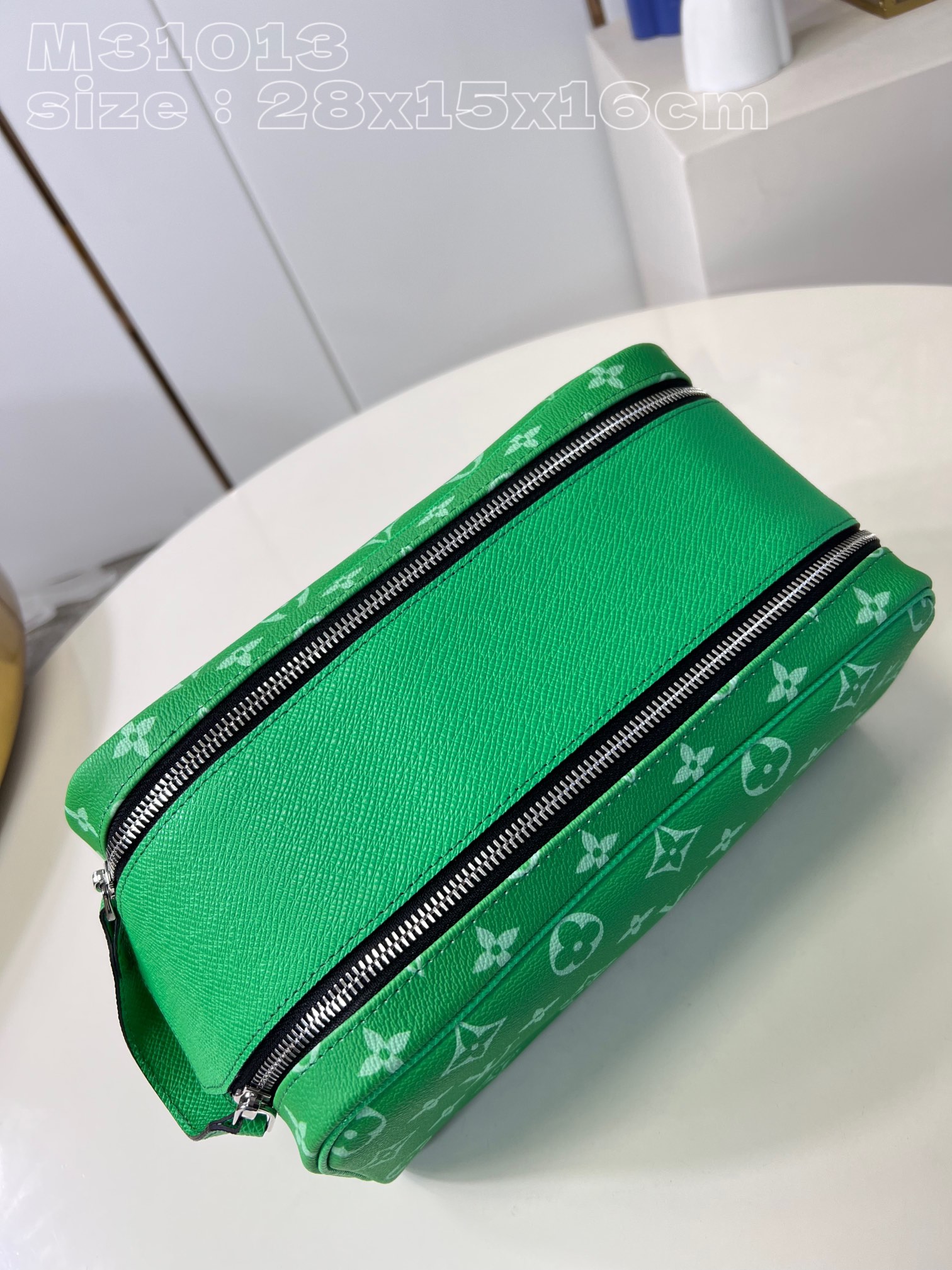 l**is V*t*n dopp kit