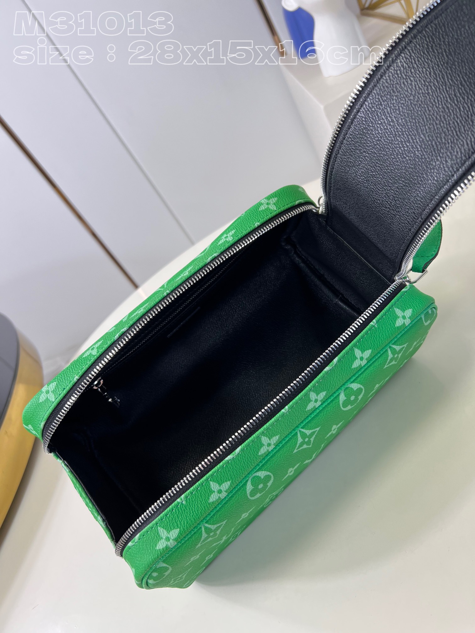l**is V*t*n dopp kit