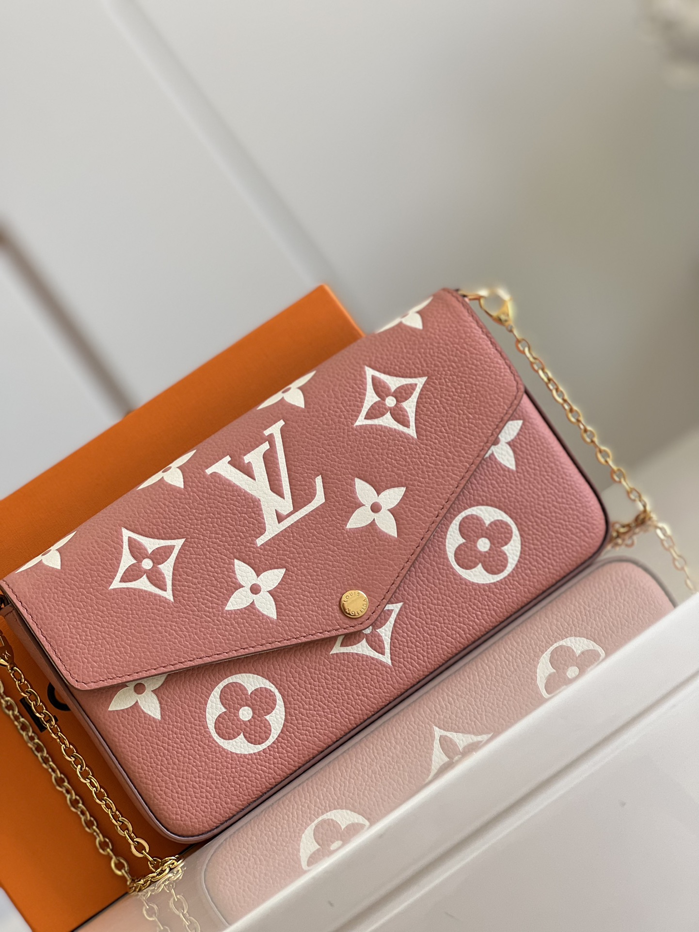 l**is V*t*n félicie pochette