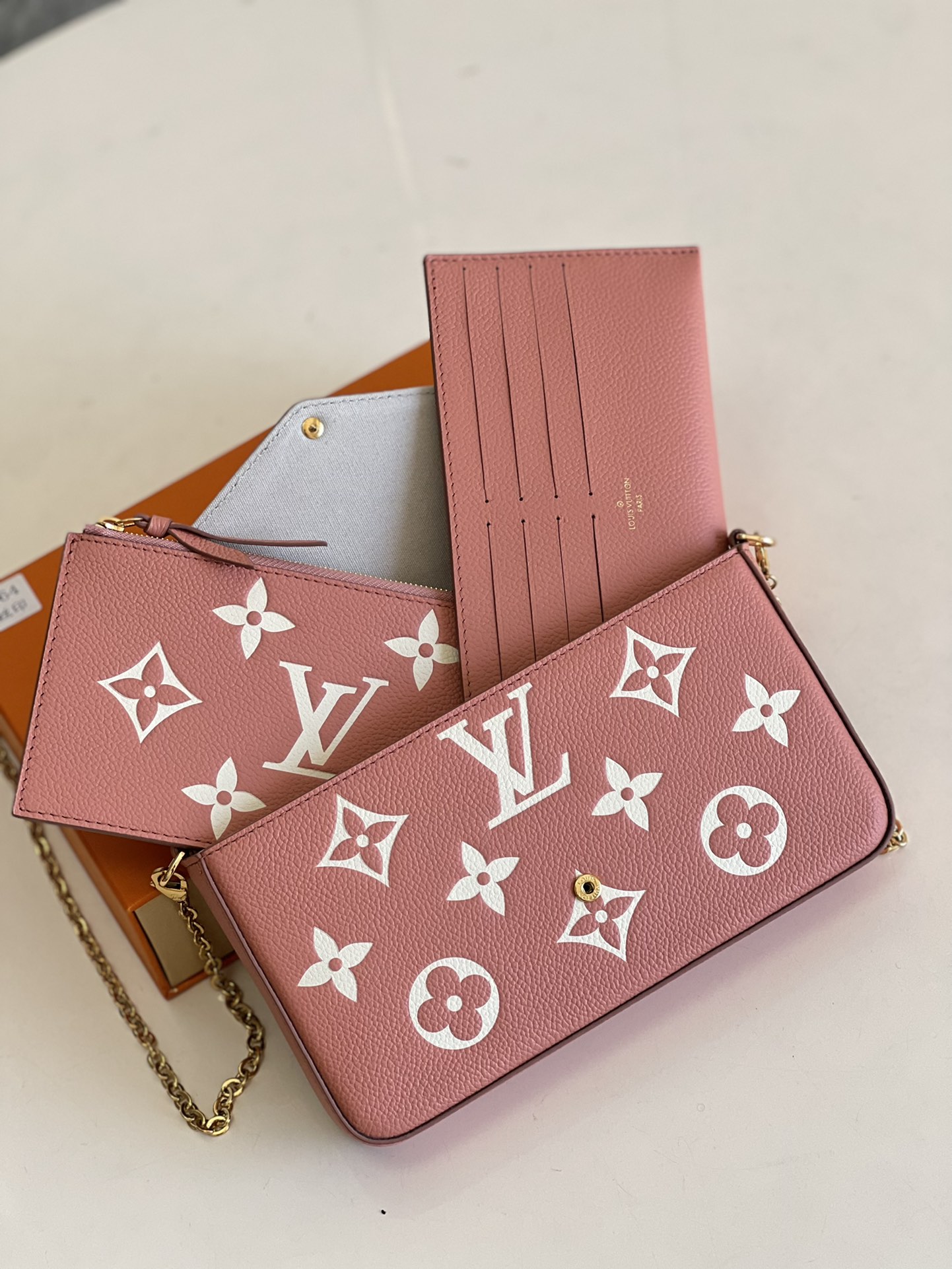 l**is V*t*n félicie pochette