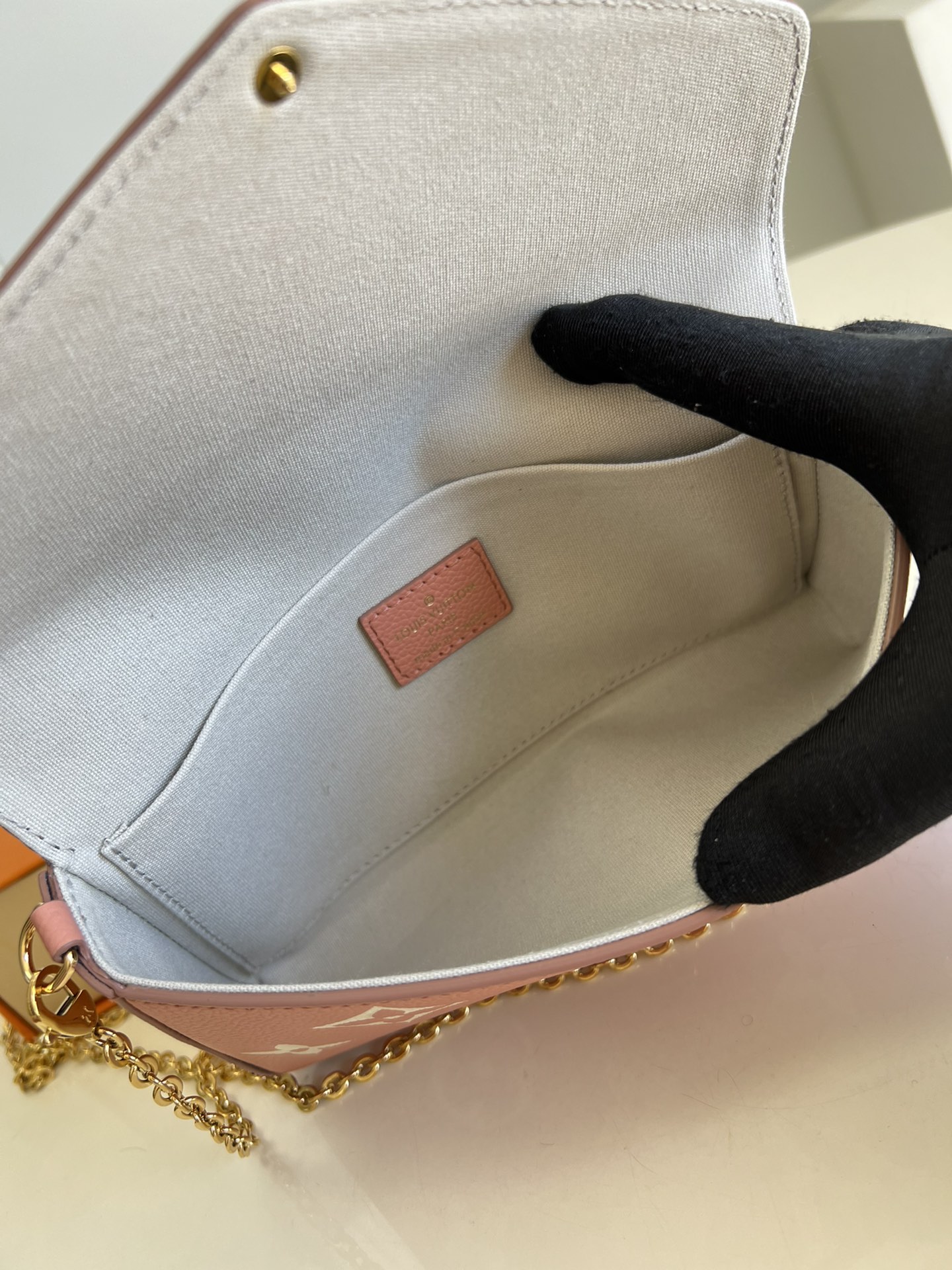 l**is V*t*n félicie pochette