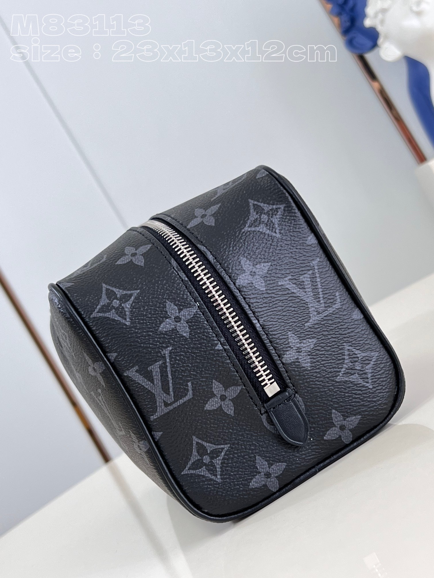 l**is V*t*n locker dopp kit