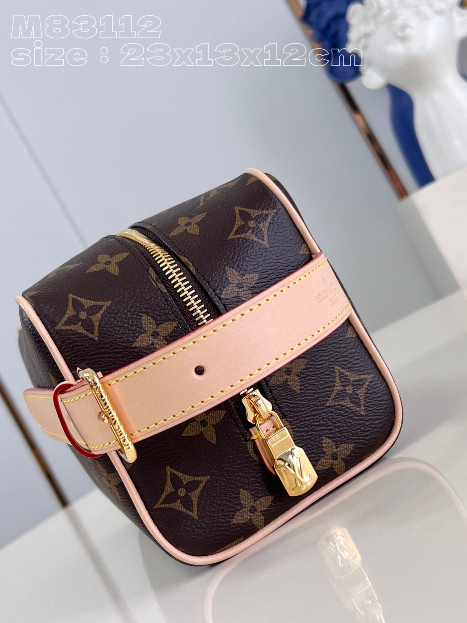 l**is V*t*n locker dopp kit
