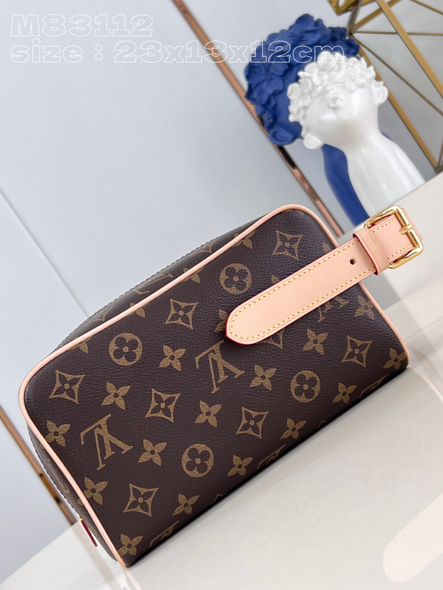 l**is V*t*n locker dopp kit