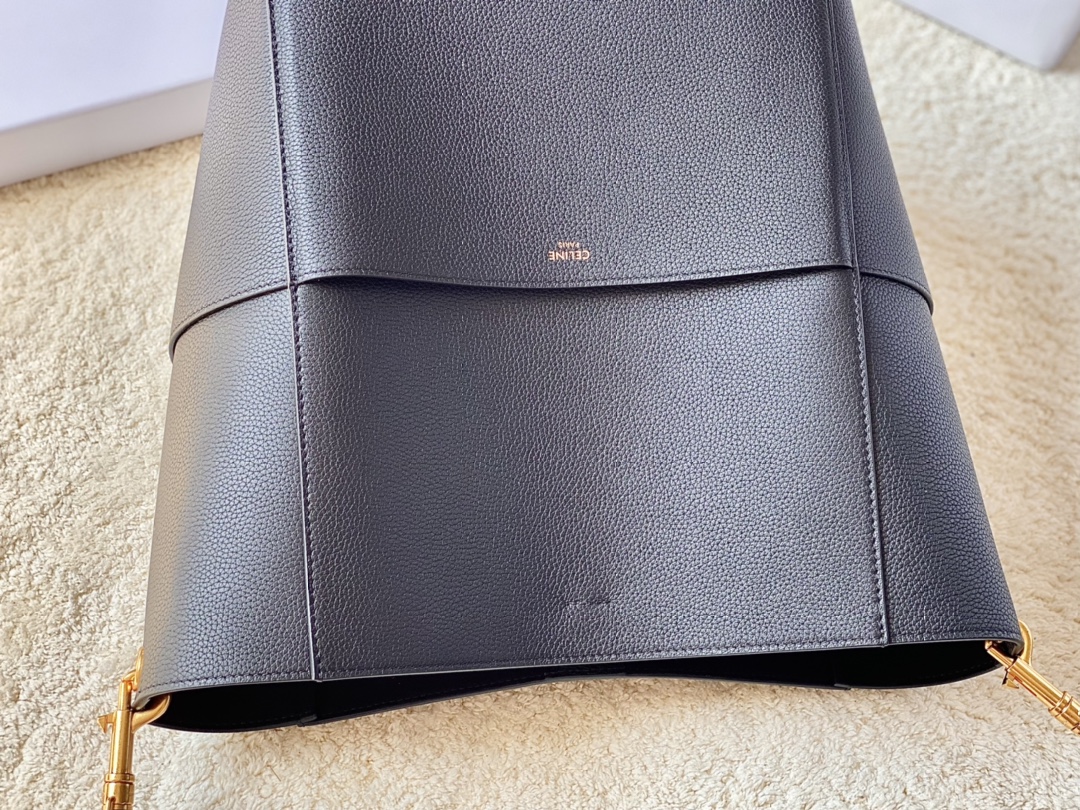 Ce**e sangle bucket bag