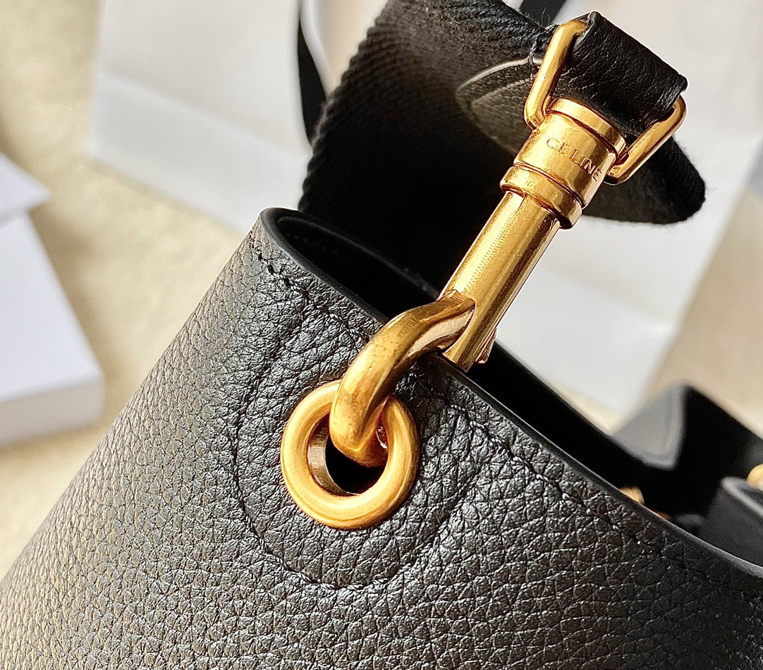 Ce**e sangle bucket bag