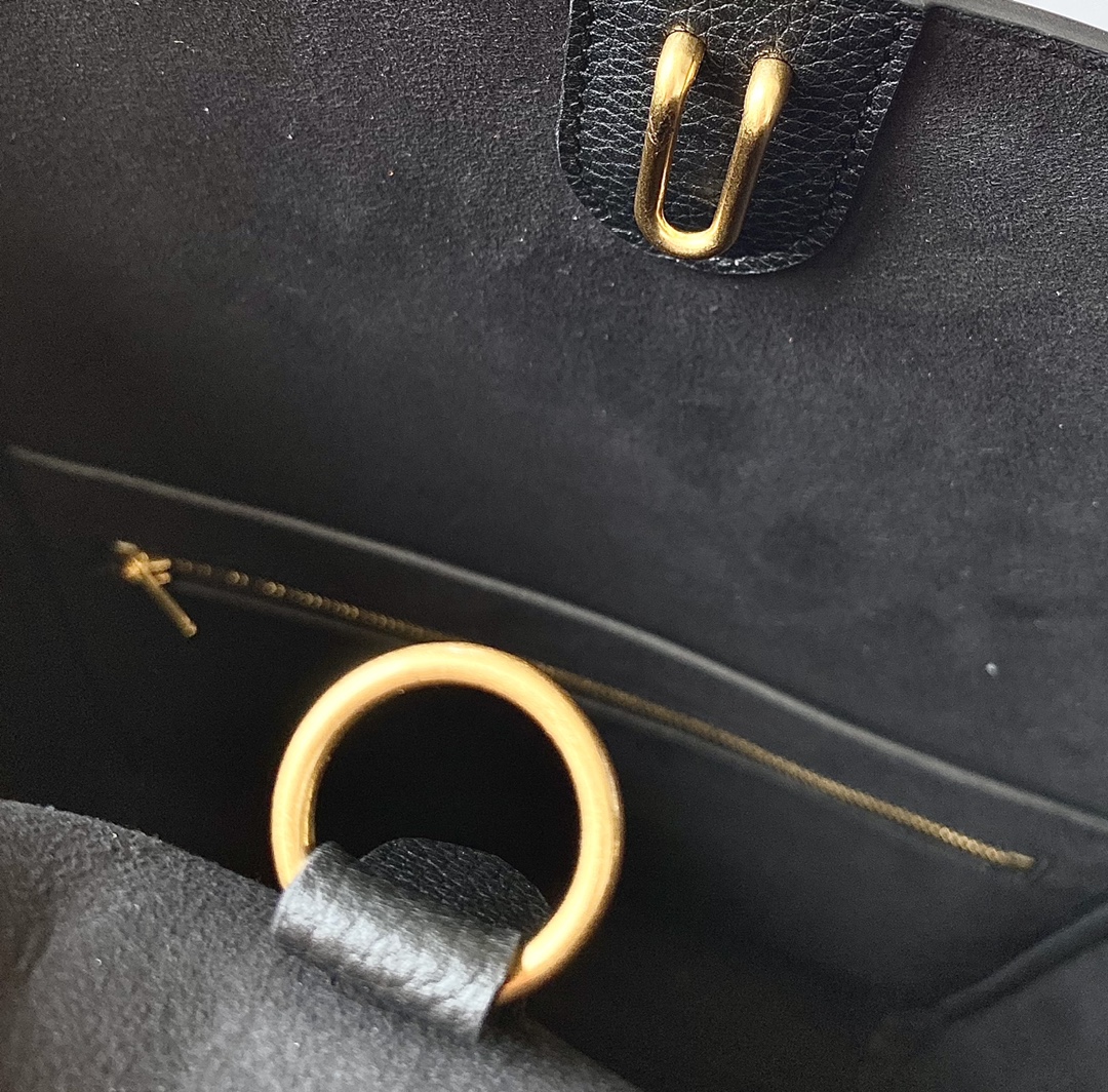 Ce**e sangle bucket bag