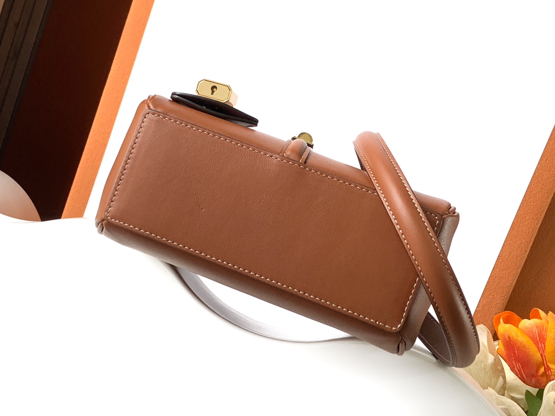 Ce**e mini 16 in satinated calfskin
