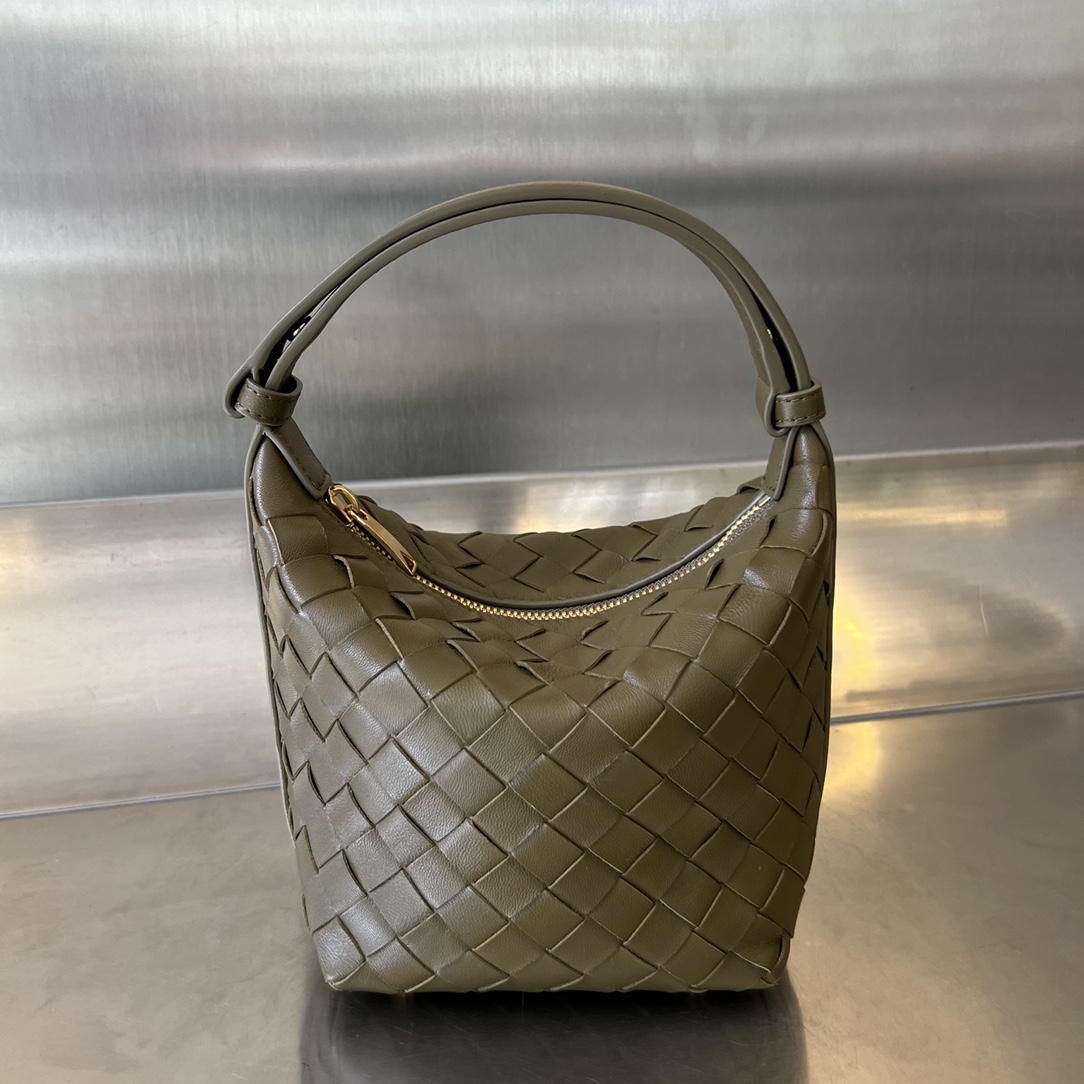 bottga Ve*ne*ta wallace bag