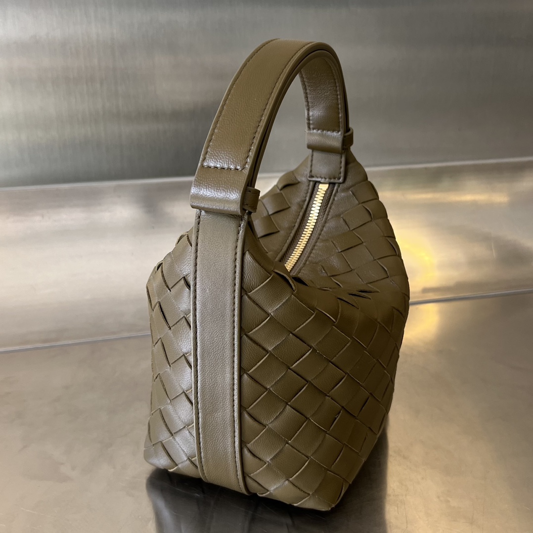 bottga Ve*ne*ta wallace bag