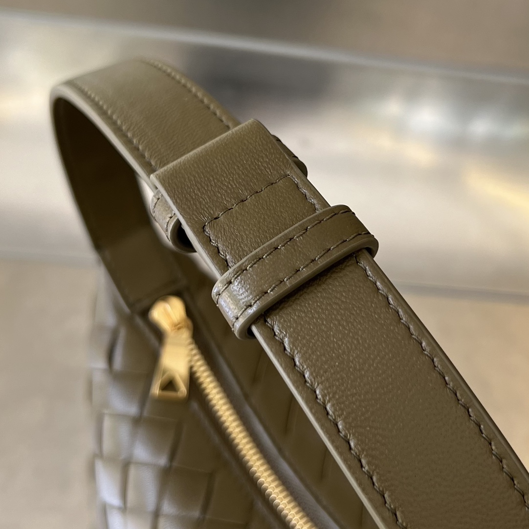 bottga Ve*ne*ta wallace bag