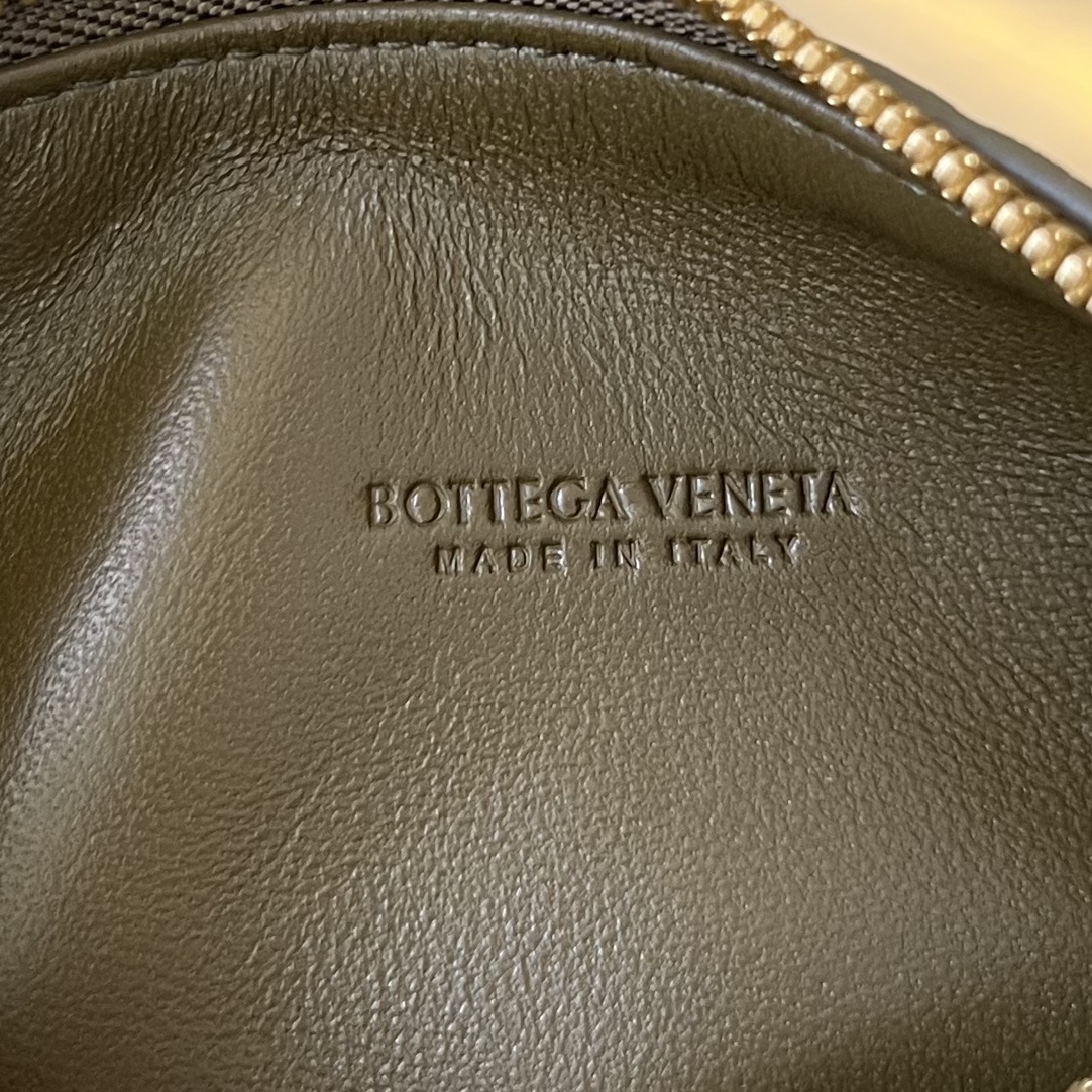 bottga Ve*ne*ta wallace bag