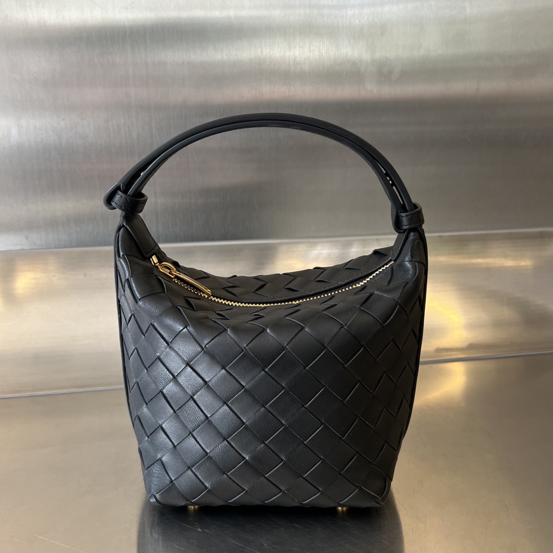 bottga Ve*ne*ta wallace bag