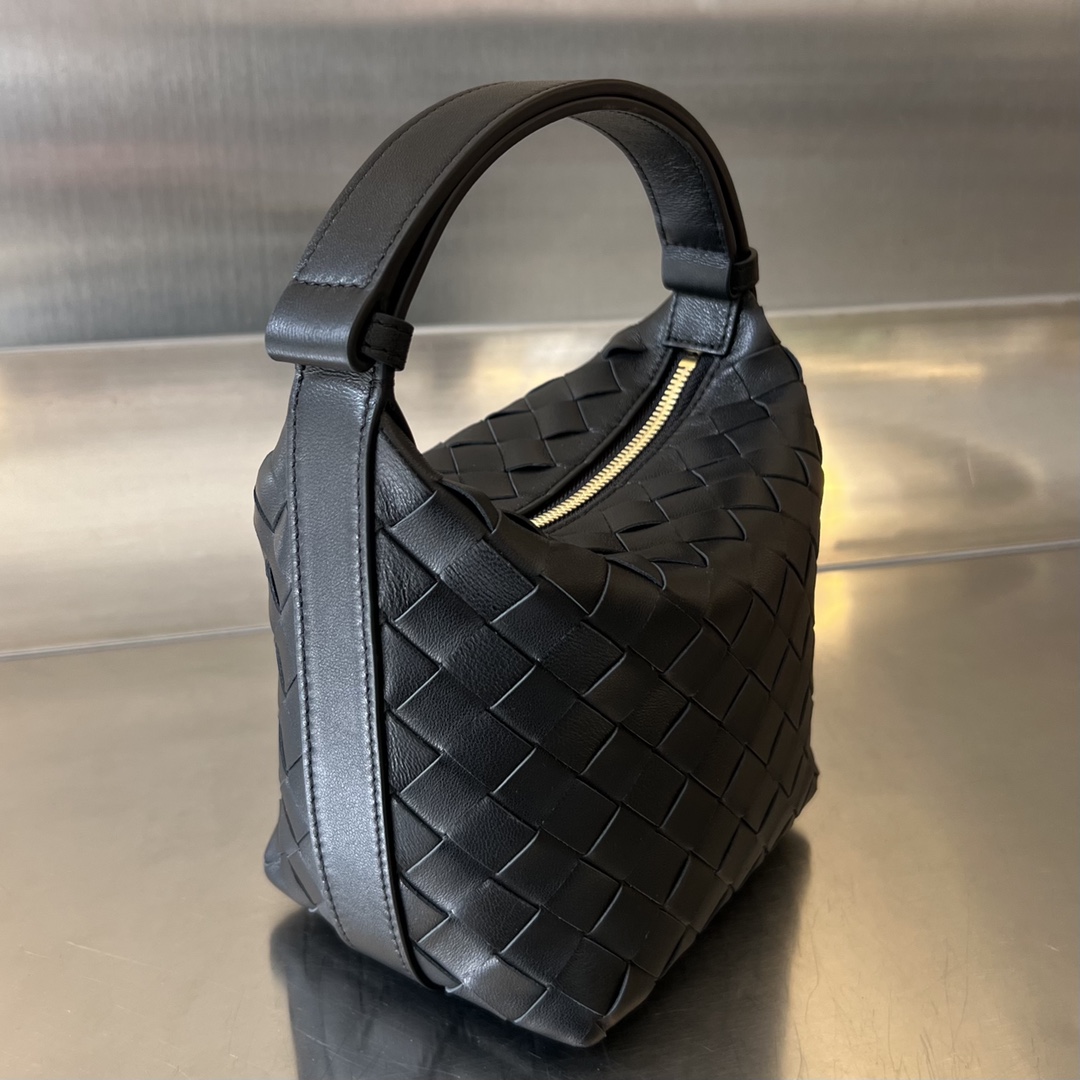 bottga Ve*ne*ta wallace bag