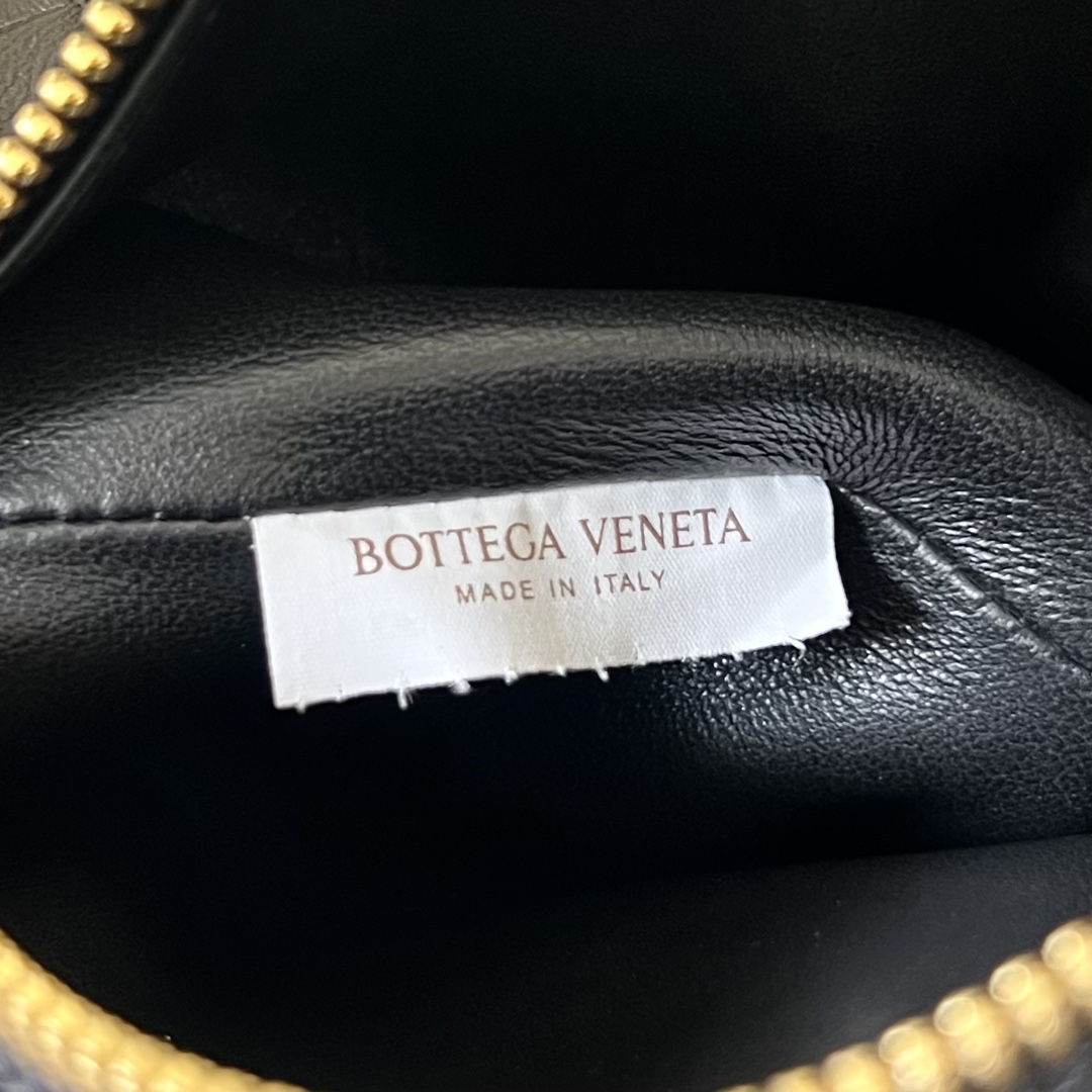 bottga Ve*ne*ta wallace bag