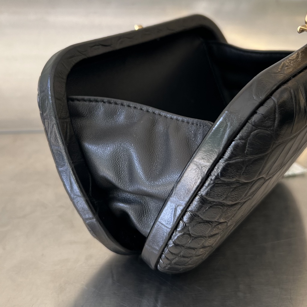 bottga Ve*ne*ta knot bag
