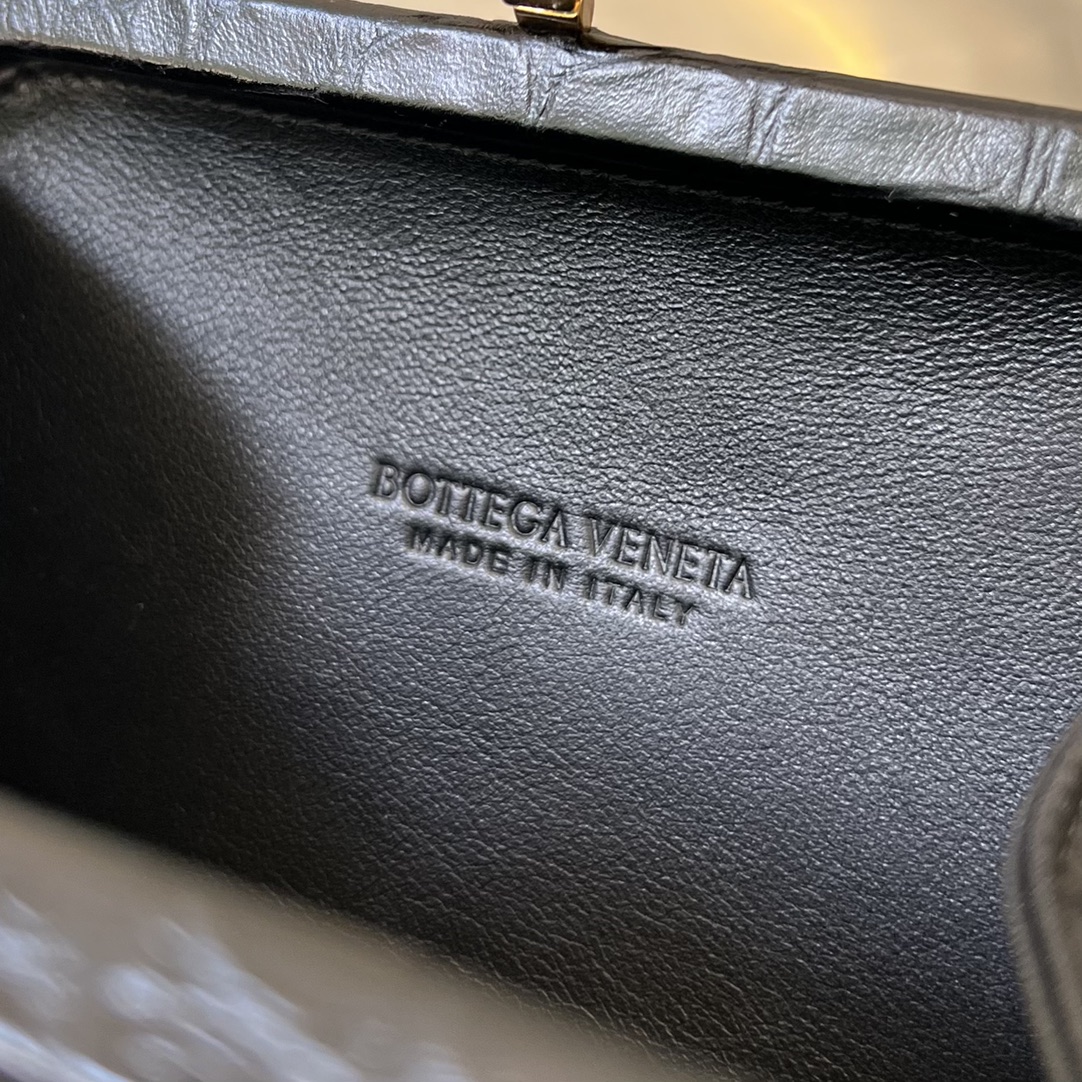 bottga Ve*ne*ta knot bag