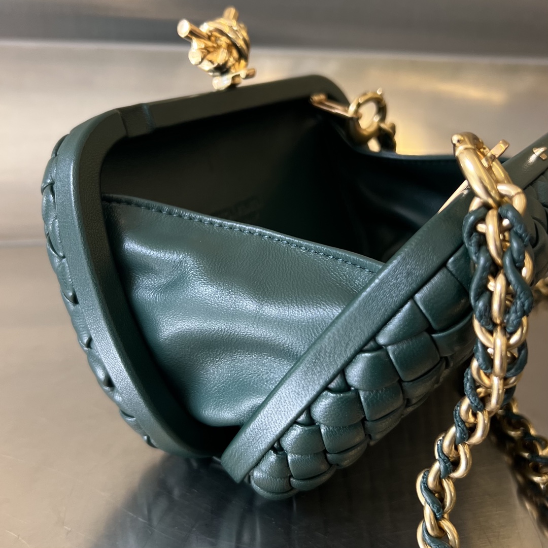 bo*te*ga Ve*ne*ta knot with chain
