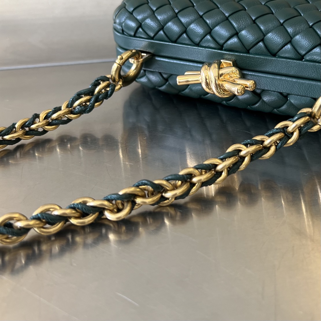 bo*te*ga Ve*ne*ta knot with chain