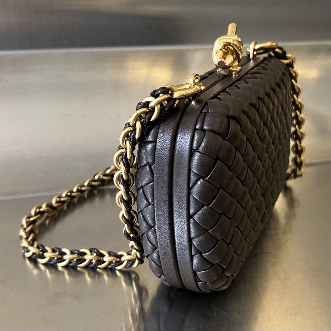 bo*te*ga Ve*ne*ta knot with chain