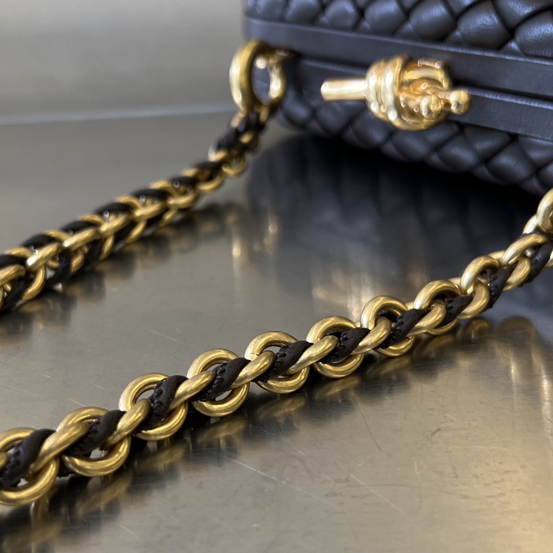 bo*te*ga Ve*ne*ta knot with chain