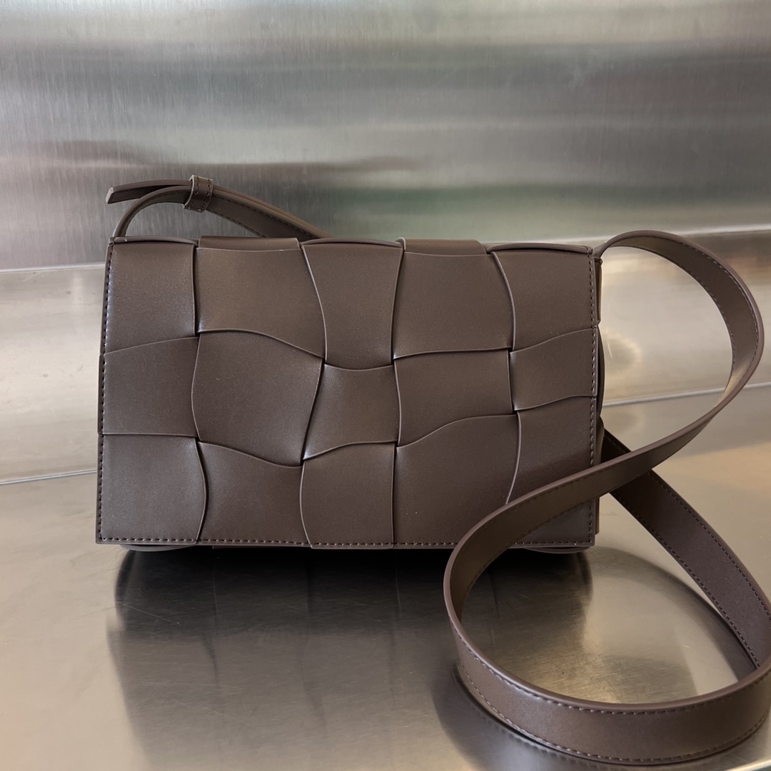 bo*te*ga Ve*ne*ta cassette bag