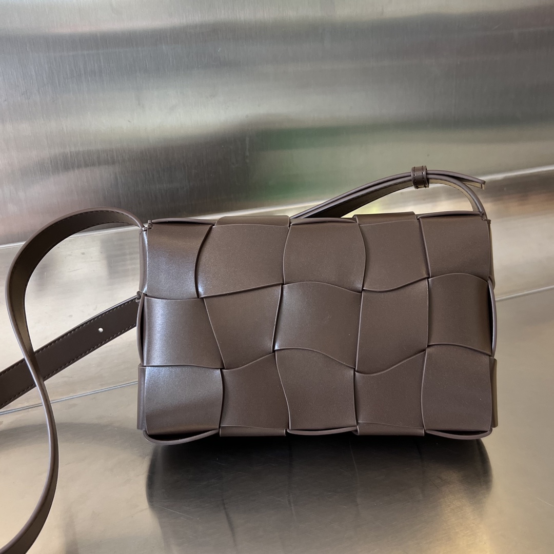 bo*te*ga Ve*ne*ta cassette bag