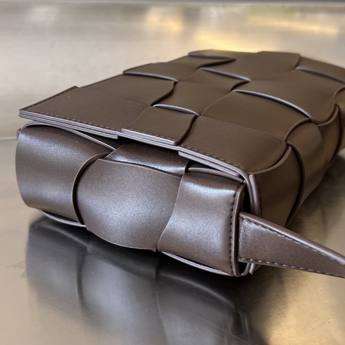 bo*te*ga Ve*ne*ta cassette bag