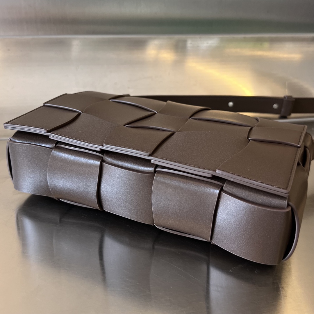 bo*te*ga Ve*ne*ta cassette bag