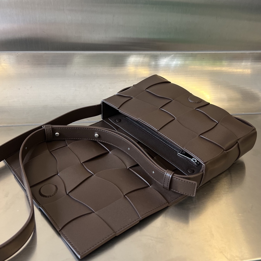 bo*te*ga Ve*ne*ta cassette bag