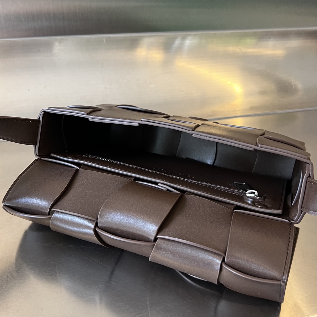 bo*te*ga Ve*ne*ta cassette bag