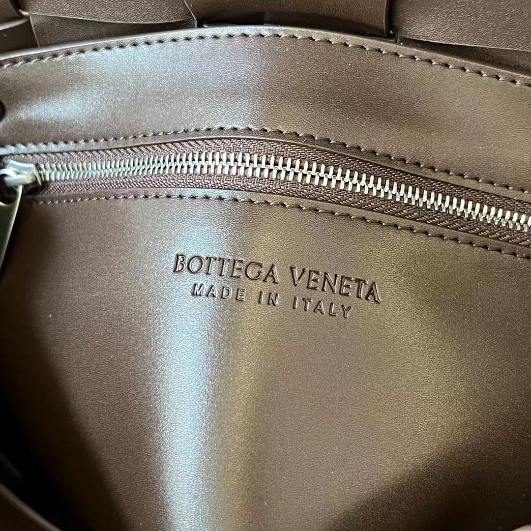 bo*te*ga Ve*ne*ta cassette bag