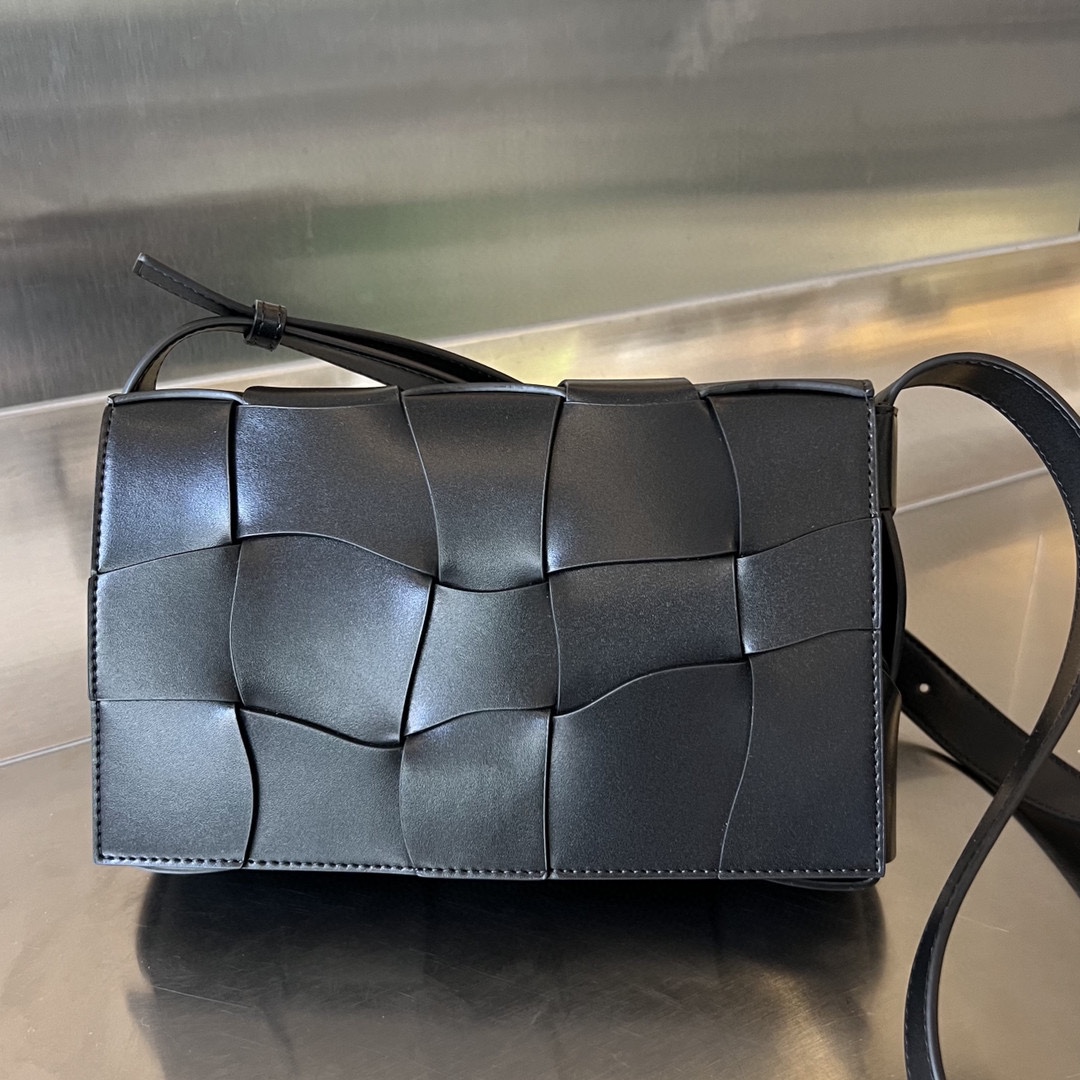 bo*te*ga Ve*ne*ta cassette bag