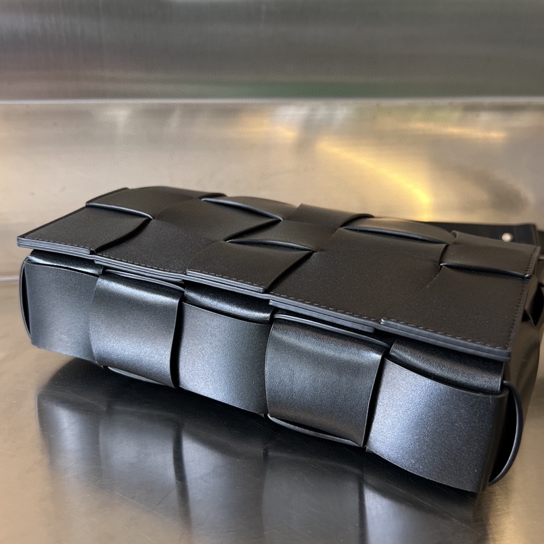 bo*te*ga Ve*ne*ta cassette bag