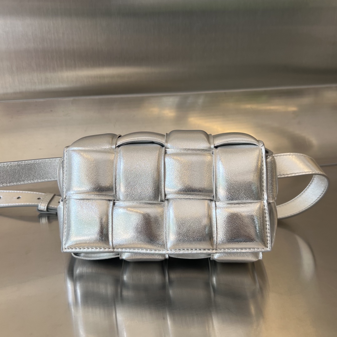 bottga Ve*ne*ta mini cassette bag