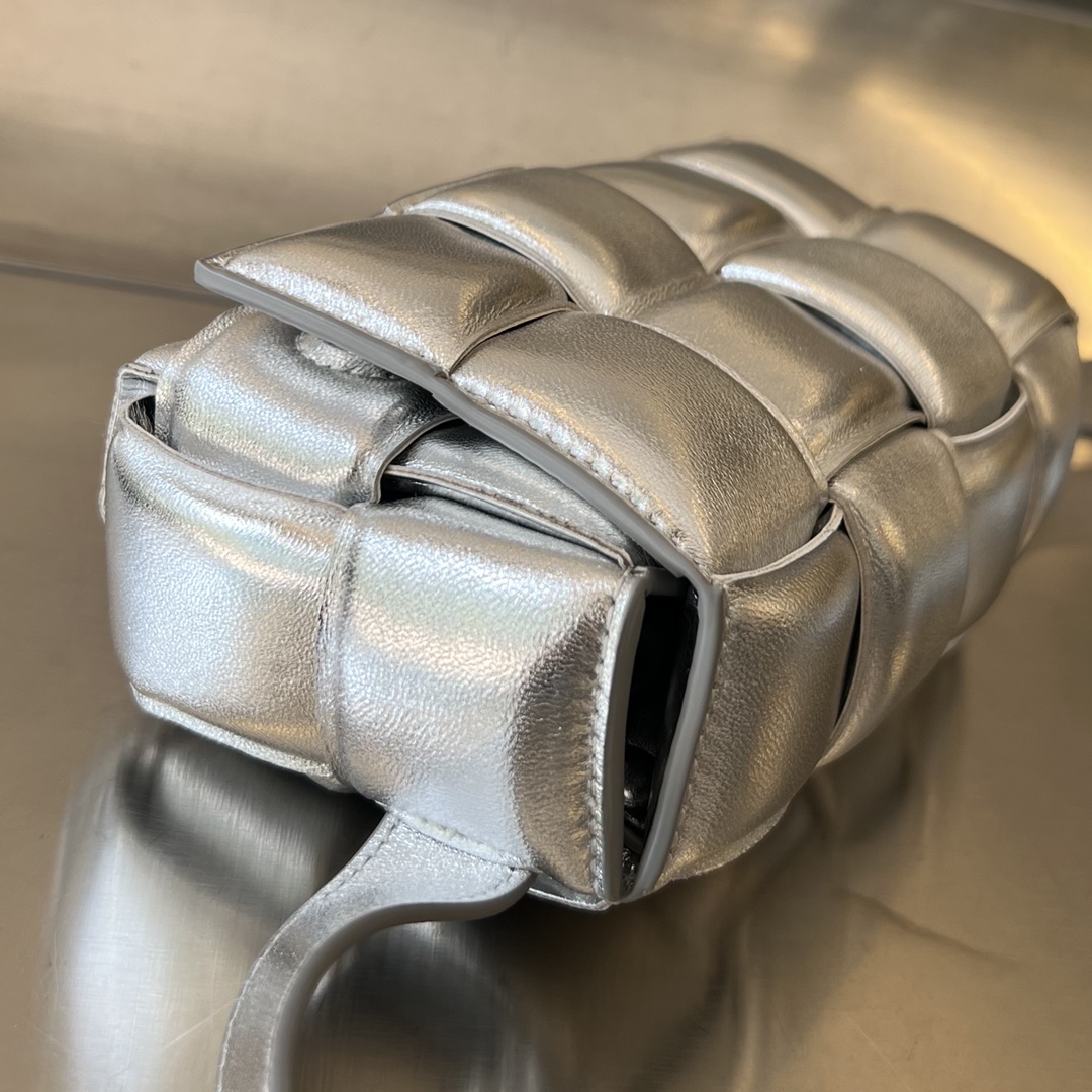 bottga Ve*ne*ta mini cassette bag