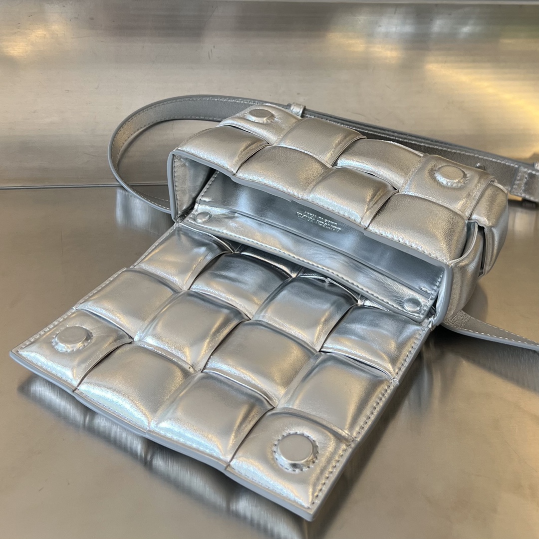 bottga Ve*ne*ta mini cassette bag