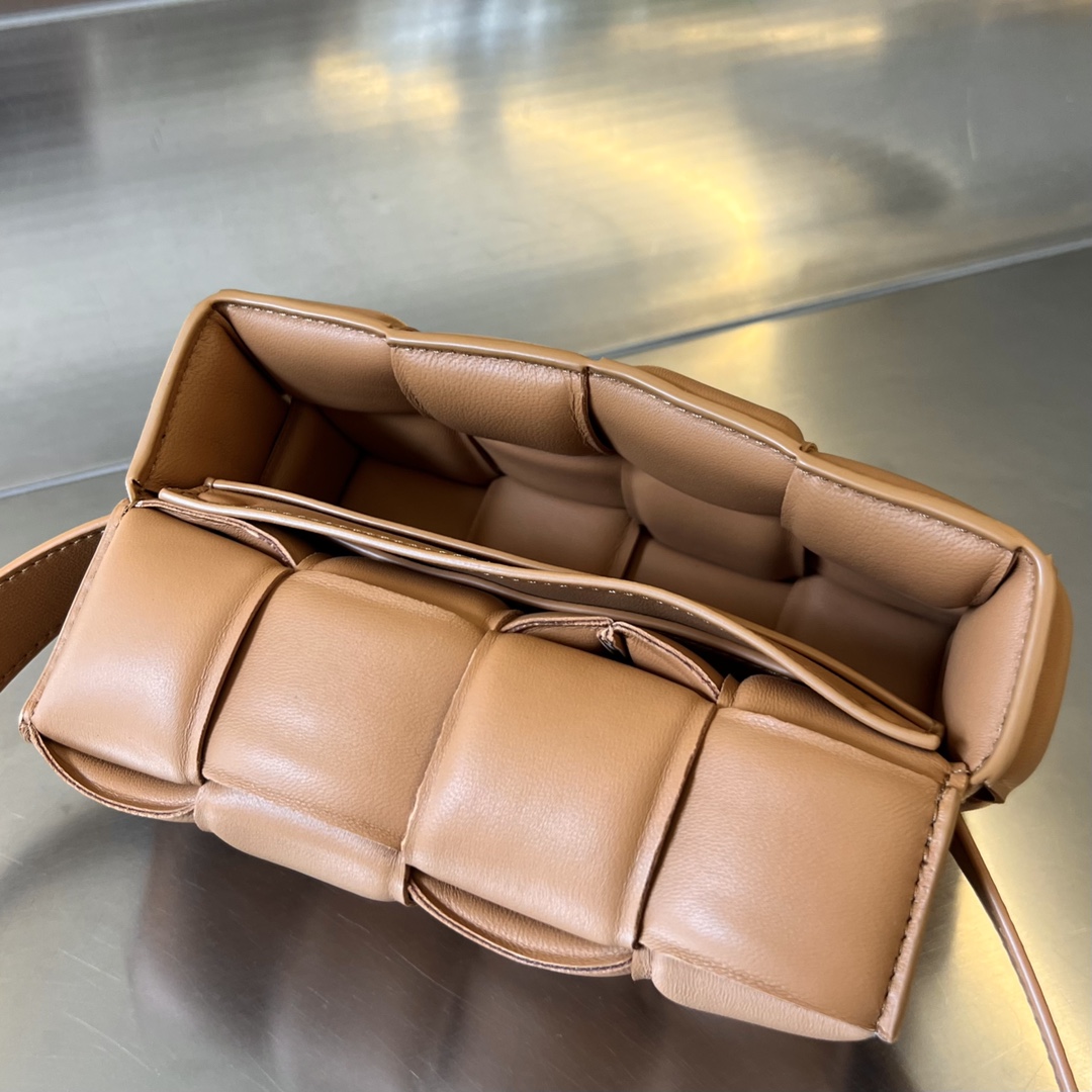 bottga Ve*ne*ta mini cassette bag