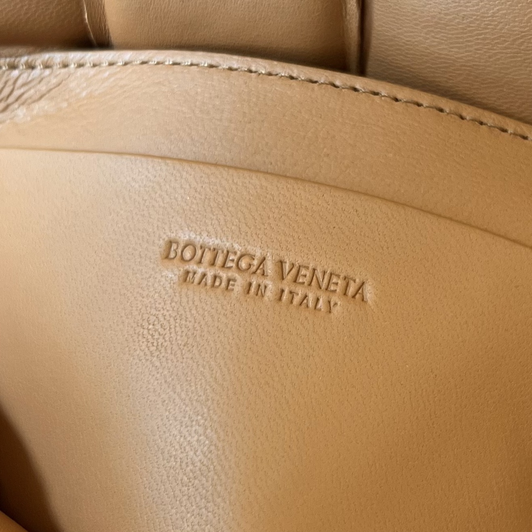 bottga Ve*ne*ta mini cassette bag