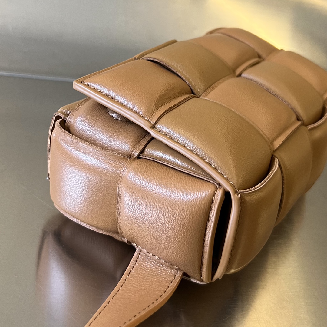 bottga Ve*ne*ta mini cassette bag