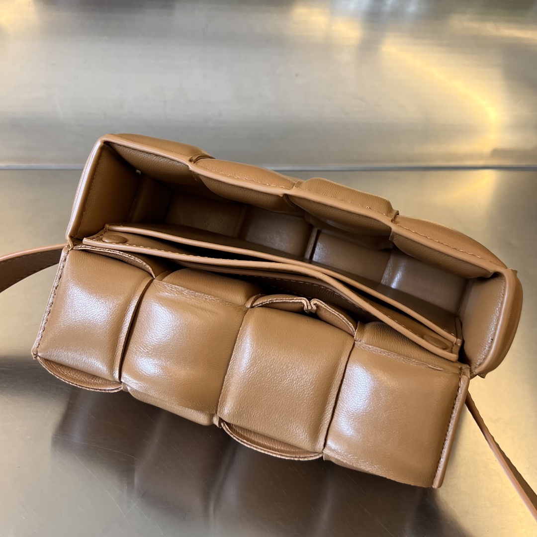 bottga Ve*ne*ta mini cassette bag