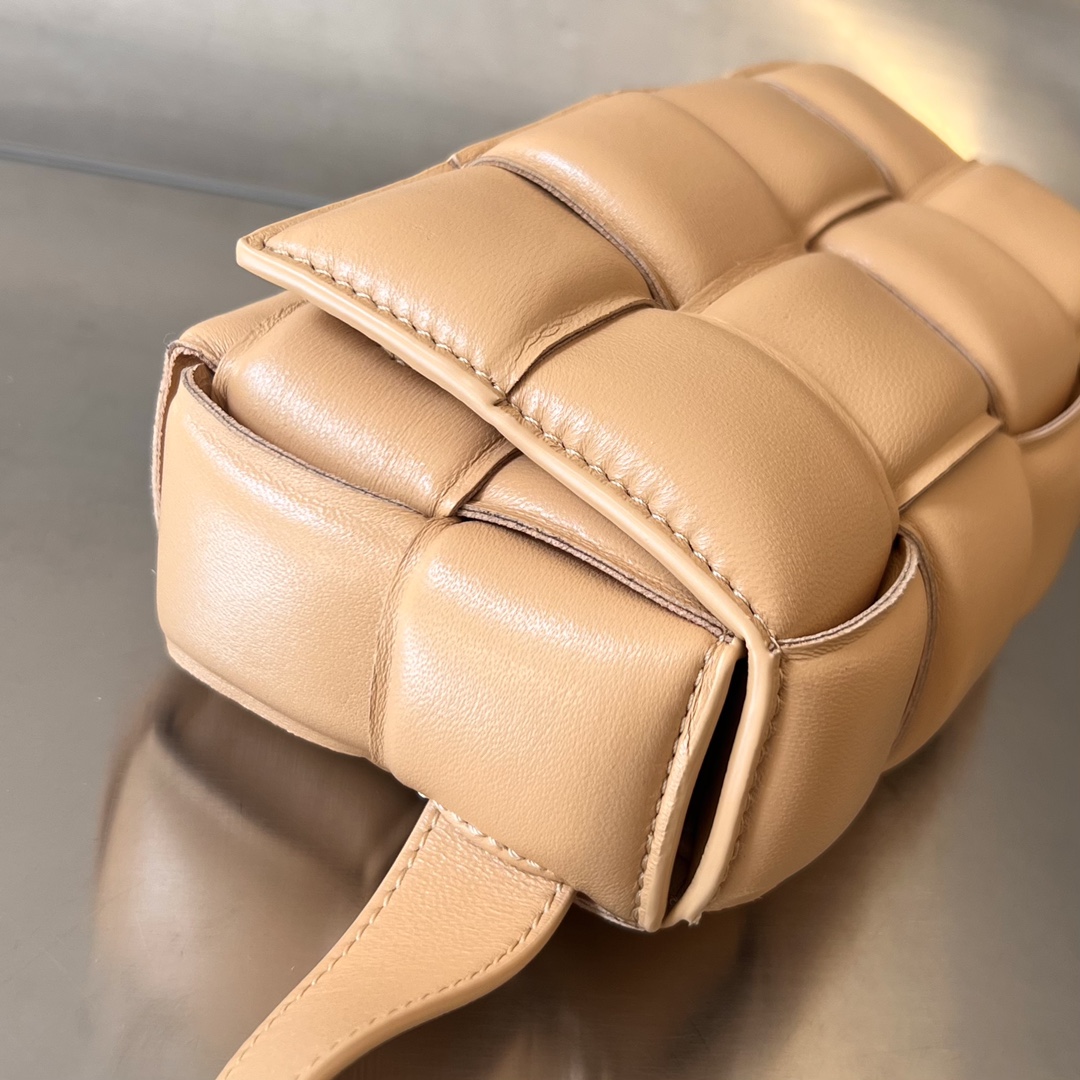 bottga Ve*ne*ta mini cassette bag