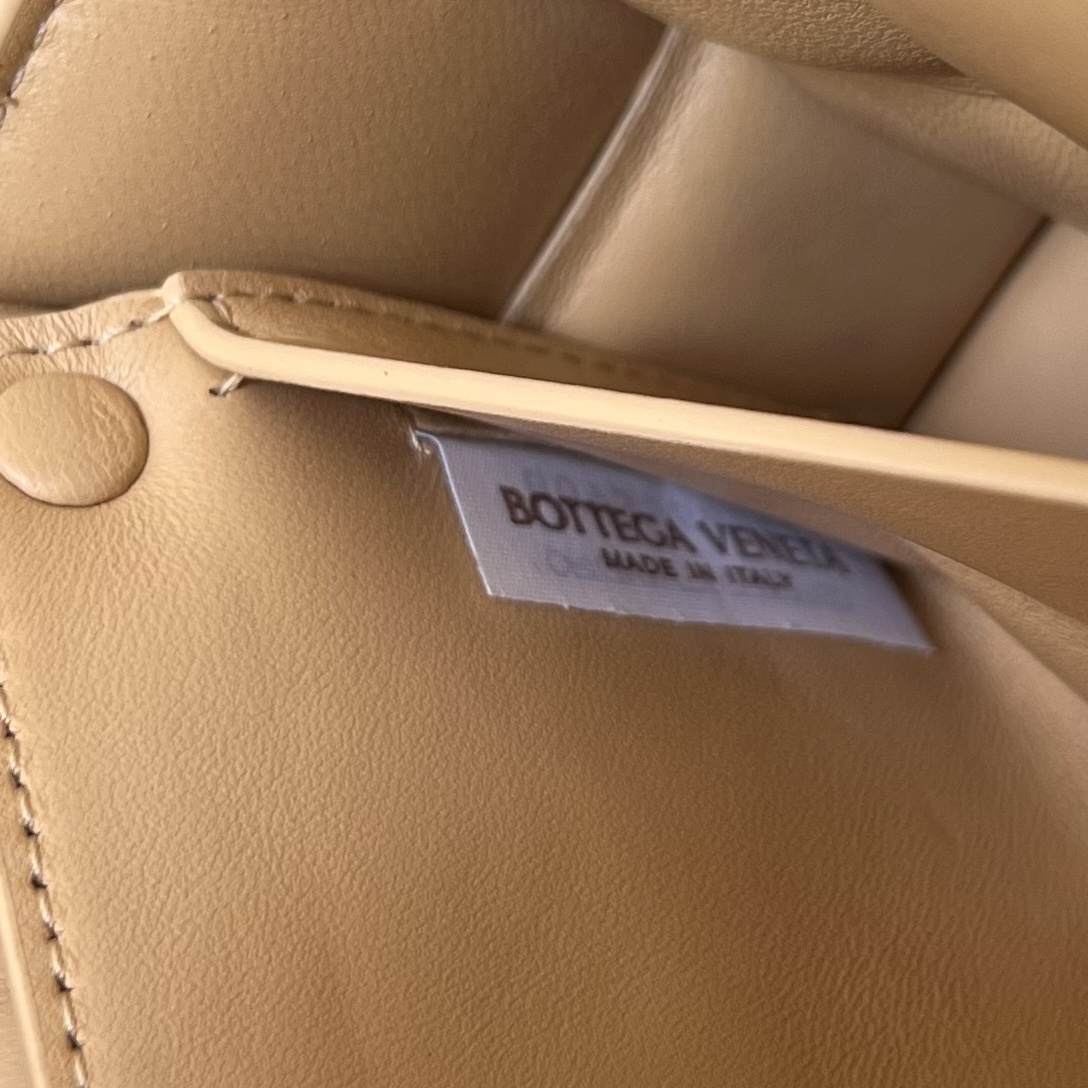 bottga Ve*ne*ta mini cassette bag