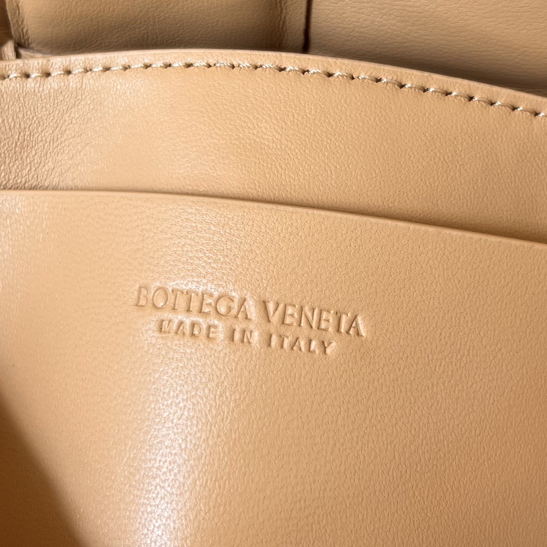 bottga Ve*ne*ta mini cassette bag